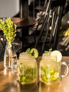 İki mojito Kübalı içkiler ahşap masa