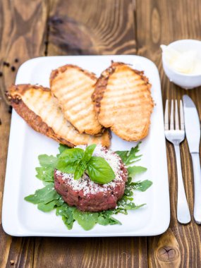 Çiğ biftek ile kızarmış ekmek