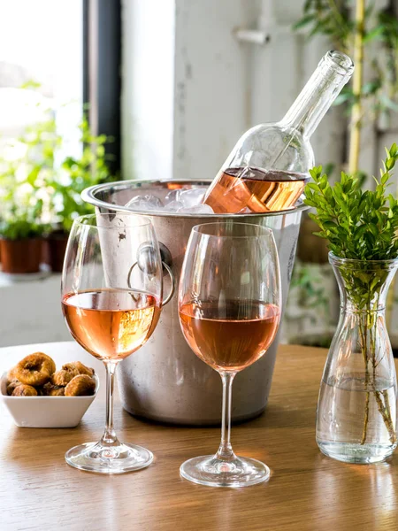 Copa de vino y botella de vino en la mesa —  Fotos de Stock