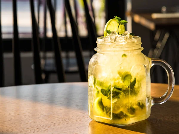 Mojito Kübalı içki ahşap masa