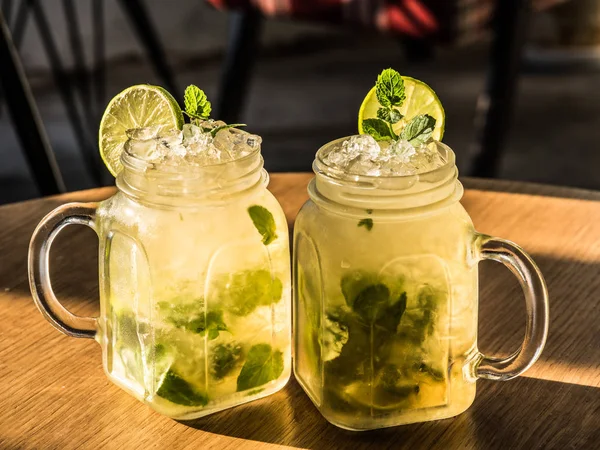 İki mojito Kübalı içkiler ahşap masa