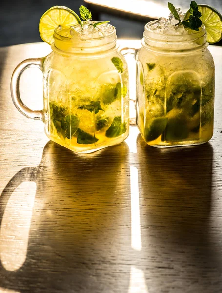 İki mojito Kübalı içkiler ahşap masa