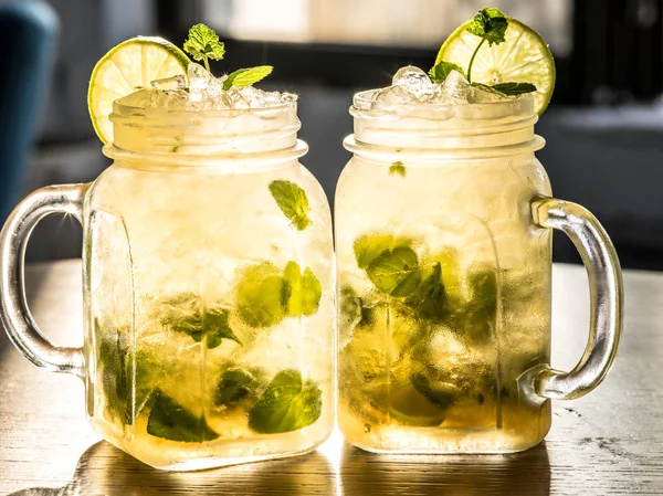 İki mojito Kübalı içkiler ahşap masa