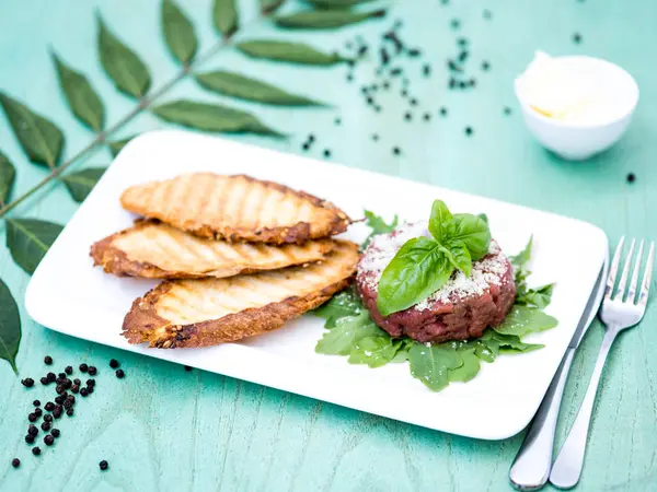 Çiğ biftek ile kızarmış ekmek