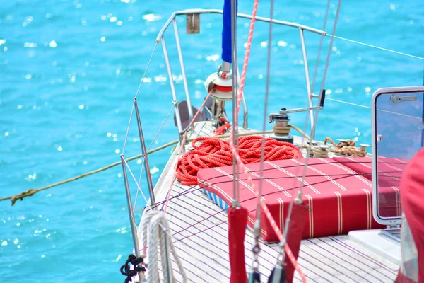 Viaje al mar en un yate en un día soleado. Nariz de yate . — Foto de Stock