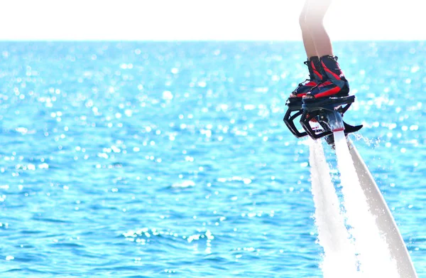 Flyboarding in de buurt van het strand van een beroemde Turkse badplaats — Stockfoto