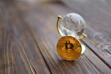 Bitcoin ve dünya kavramı ekonomi. Para bitcoin bir küçük cam küre üzerinde temel alır. Dünya Ekonomi arka plan.