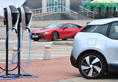 Bir elektrikli araba şarj etmek için otopark. Elektrik prizine elektrikli araç şarj istasyonu.