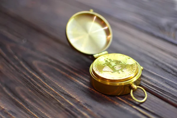 Gouden kistje voor het opslaan van bitcoin. Het concept van de rijkdom van de toekomst. — Stockfoto