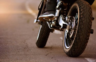 Motosikletçi sabah yolu üzerinde bir motosiklet. Otoyolda sürüş.
