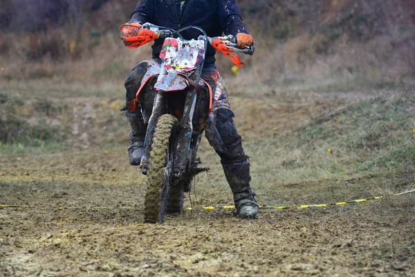 Homme sur une moto pour motocross — Photo