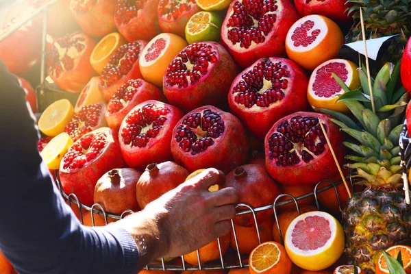 Fruit verkoper regelt zijn etalage — Stockfoto