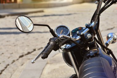 Sıcak güneşli bir günde eski Caddesi'nde Park serin motosiklet, duvar kağıdı