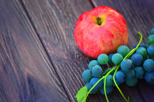 Verse rode appel en jonge druiven SAP — Stockfoto