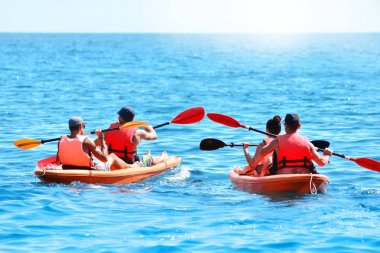 Grup kayaks deniz kenarında Yüzme