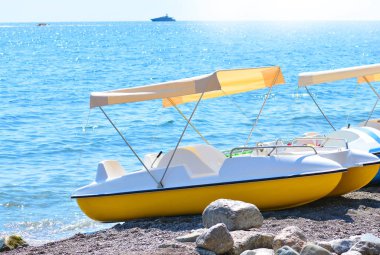 Katamaran deniz kenarında