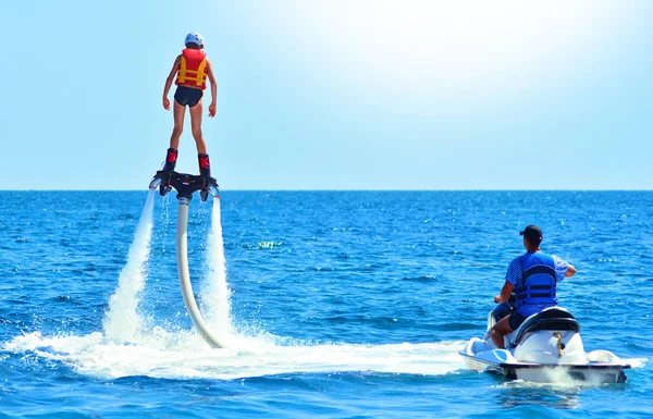 フライ ボード上の少年。夏のスポーツ. — ストック写真