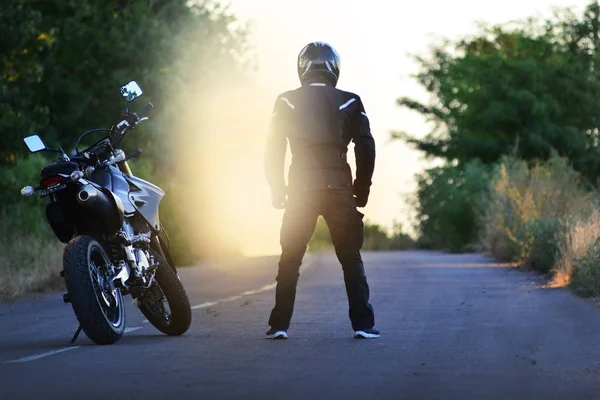 Yolda mesafe içine motosikletçi görünüyor — Stok fotoğraf