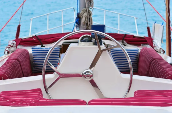 Yacht-Handrad. Hochseesegeln. — Stockfoto