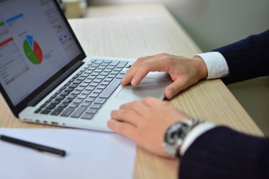 Zarif işadamı laptop grafikler ile çalışma