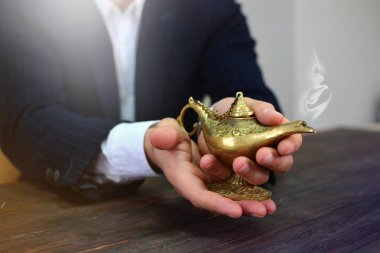 İşadamı Alladin lambalı bir cin yardım çağrısı. Bir mucize ve yardım iş kavramı.