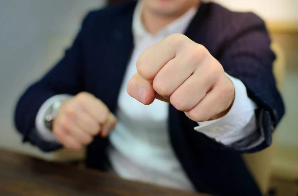 Agressieve zakenman staat in een gevechten houding. Concept van een agressief en gevaarlijk bedrijf. — Stockfoto