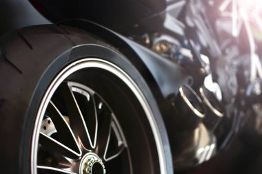 Jant ve lastik ön planda motosiklet arka plan