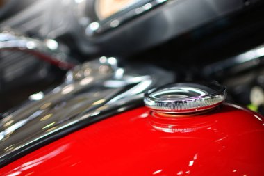 Motosiklet yakın çekim kırmızı yakıt tankı arka plan