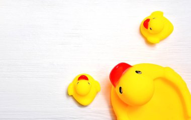 Muther ve bebek kavramı. Çocuk Plastik ördek küvet banyo bebek için.