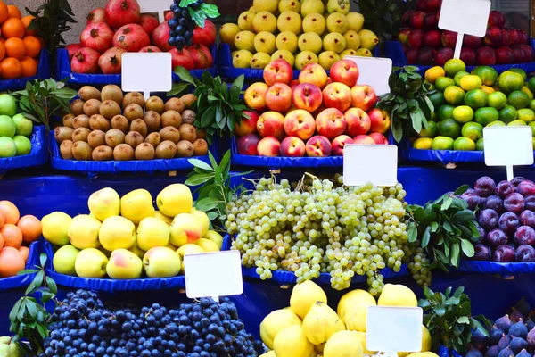 Natuurlijke Biologische Fruitmarkt Met Tekenen Voor Handtekening — Stockfoto