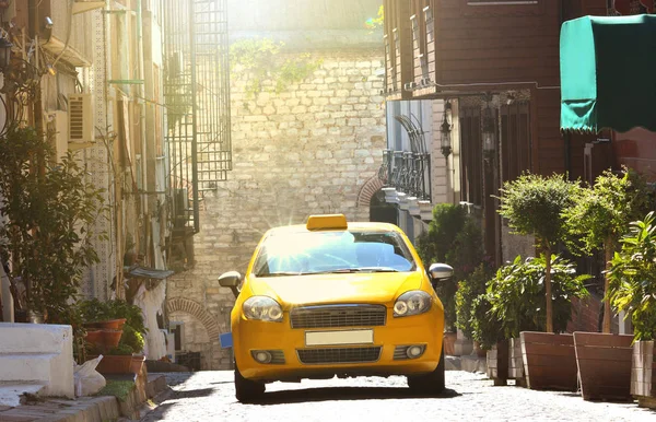 Taxi Rides Narrow Street Old Town Yellow Taxicab Sunny Street — Stock Photo, Image