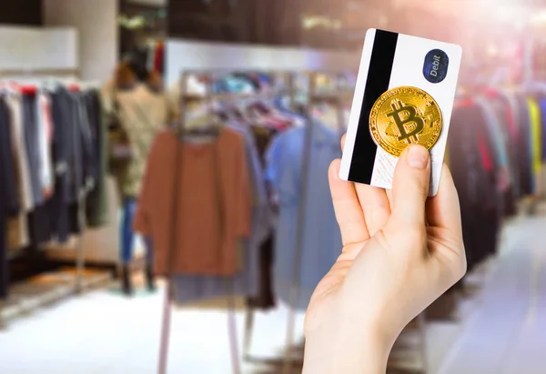 Modern ödeme kavramı. Bitcoin ve kızlar elinde kredi kartı.