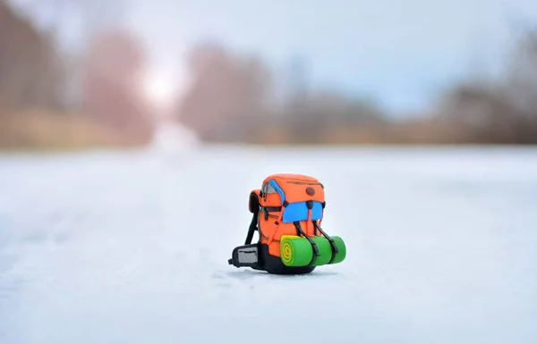 Tourismus Und Reisekonzept Miniatur Rucksack Auf Schneegefrorener Straße — Stockfoto