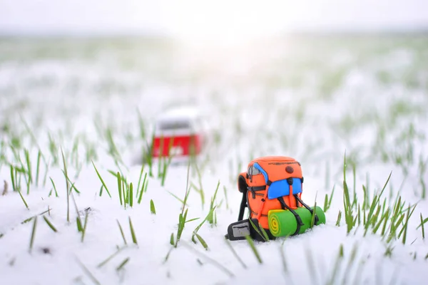 Reisekonzept Mit Rucksack Und Bus Vor Verschneitem Hintergrund — Stockfoto