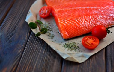 Bir ev mutfağı ahşap dokulu tablosu üzerinde bazı maddeler ile Somon. 