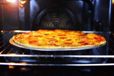 İştah açıcı pizza fırında pişirilir. Ev yapımı yiyecek konsepti. 