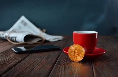 Sabah bitcoin Kripto para birimi haber ve bir fincan kahve.