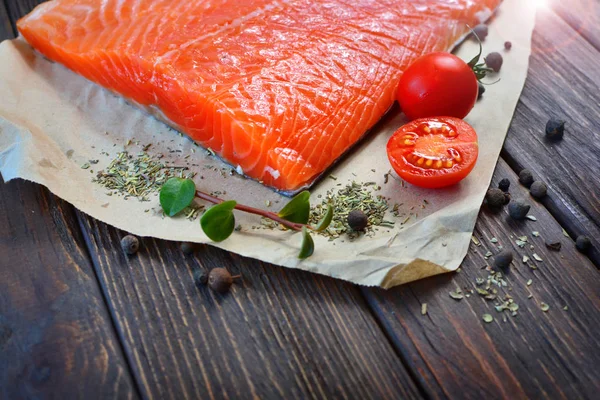 Bir ev mutfağı ahşap dokulu tablosu üzerinde bazı maddeler ile Somon Steak. Sağlıklı gıda kavramı.