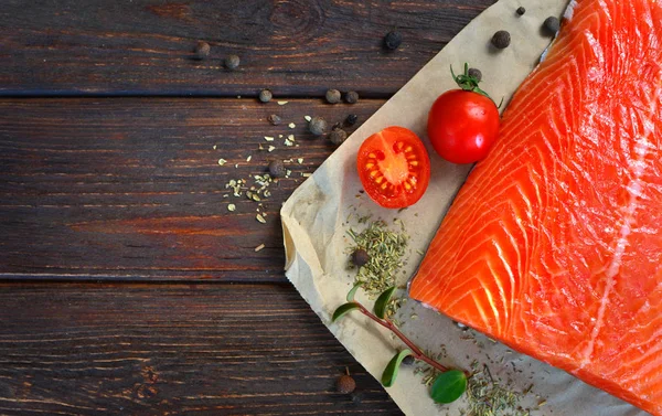 Biftek somon et iştah açıcı bir parçası üzerinden. Mutfak arka plan tasarım veya imza için yer ile.