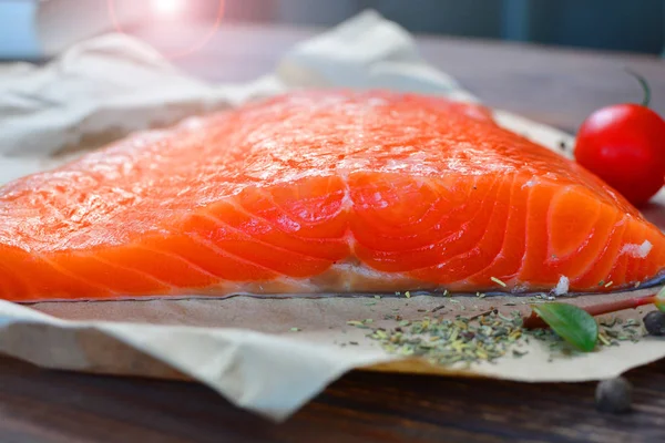 Bir ev mutfağı ahşap dokulu tablosu üzerinde bazı maddeler ile Somon Steak. Sağlıklı gıda kavramı.