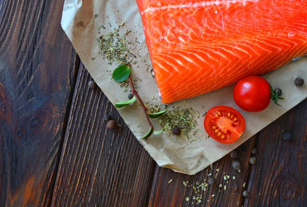 Bir ev mutfağı ahşap dokulu tablosu üzerinde bazı maddeler ile somon. Sağlıklı gıda kavramı.