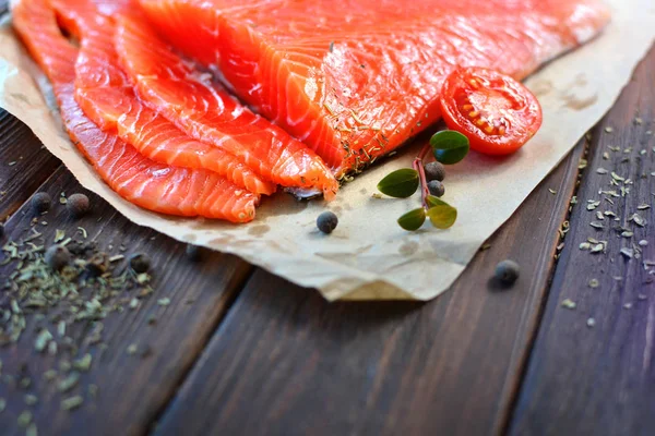 Välsmakande Röd Fisk Lax Med Några Ingredienser Ett Träbord Med — Stockfoto