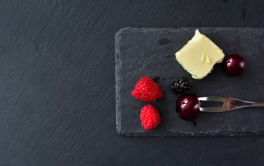 Bir çilek ile arka plan ve tereyağı bir taş tablo. Bir tatlı hazırlanması için malzemeler. Pişirme tasarım kavramı.