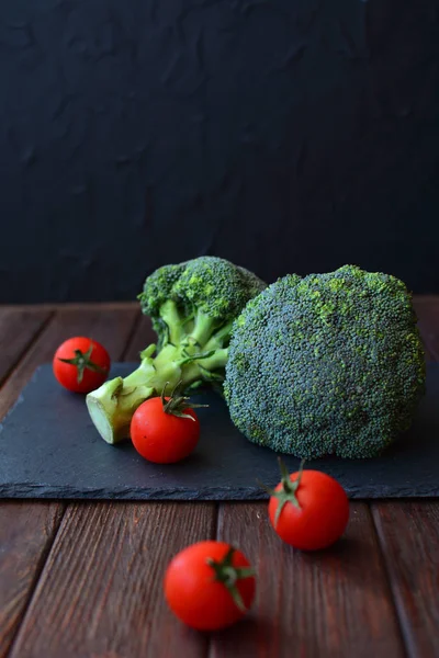 Composición Con Hortalizas Naturales Brócoli Los Tomates Encuentra Sobre Mesa — Foto de Stock