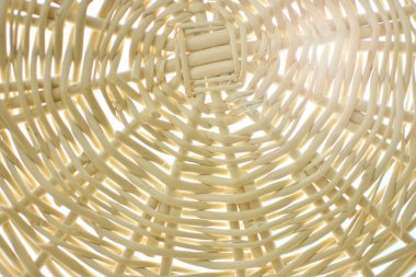 Rattan sepet. Bir hasır sepet güneş ışınları ile doku duvar kağıdı. Yaz tatil kavramı arka plan. 
