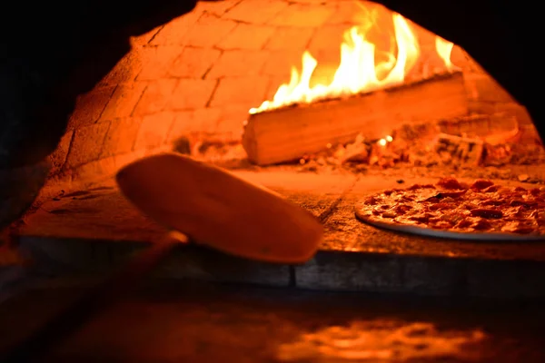 Preparación Una Verdadera Pizza Italiana Una Estufa Leña — Foto de Stock