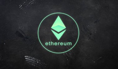 Ethereum logo bir beton zemin üzerine.