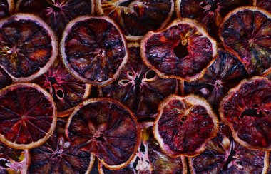 Güzel ve lezzetli arka plan tasarımı için. Kurutulmuş kırmızı portakal dilimleri.