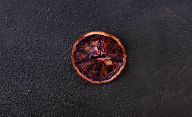 Güzel ve lezzetli arka plan tasarımı için. Kurutulmuş kırmızı portakal dilim.