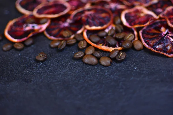 Сушеные Красные Оранжевые Ломтики Кофейными Зернами Каменном Фоне Красивый Вкусный — стоковое фото